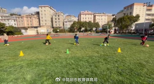 的带领下